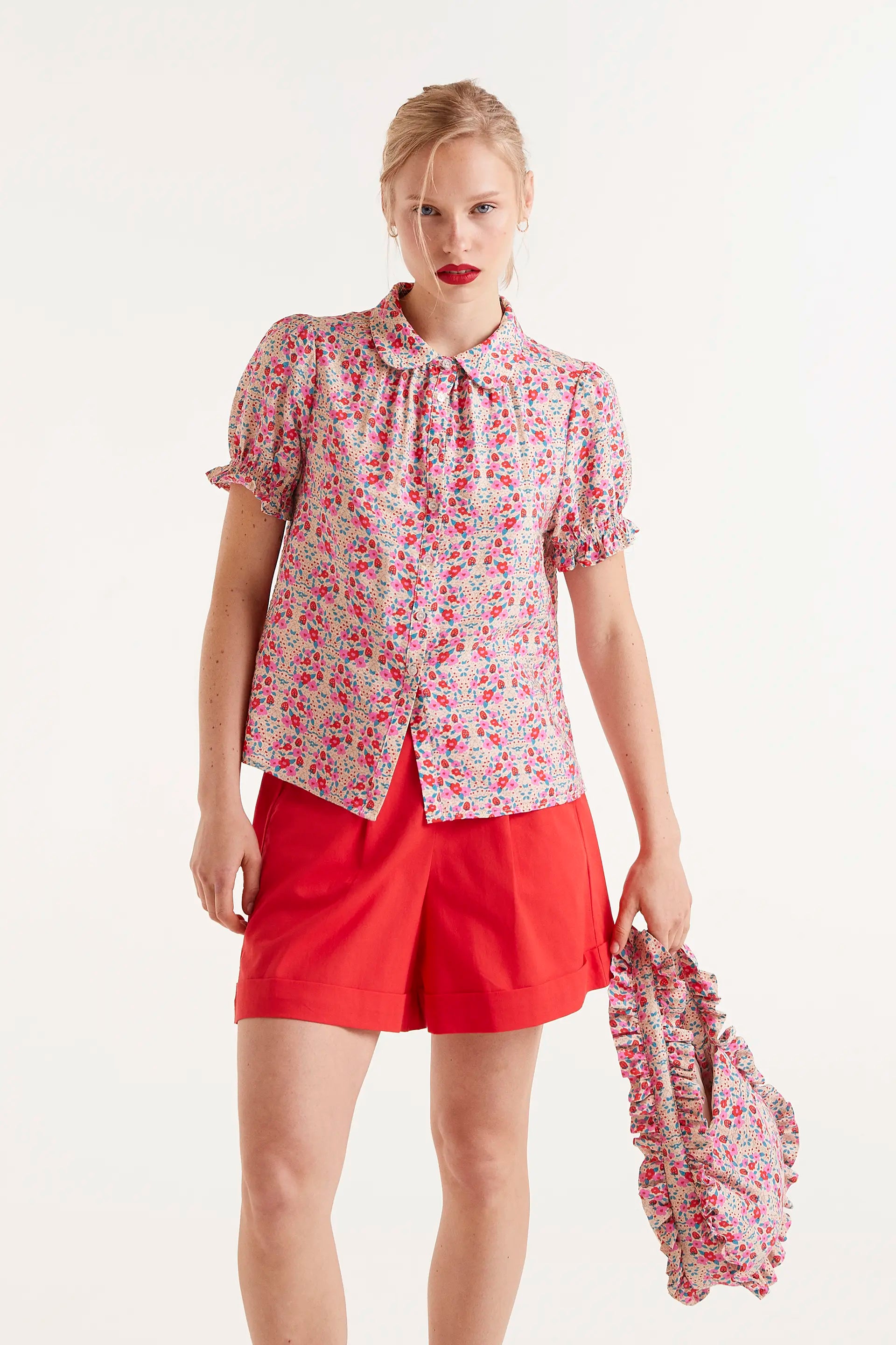 Camisa De Manga Corta Estampado Sugar. Camisa de manga corta con estampado floral multicolor, cuello clásico y detalles fruncidos en las mangas.