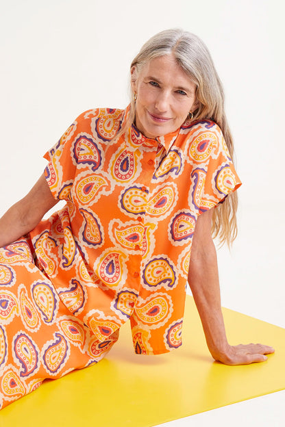 Camisa Manga Corta Estampado Ameba. Camisa de manga corta con estampado abstracto en tonos suaves.