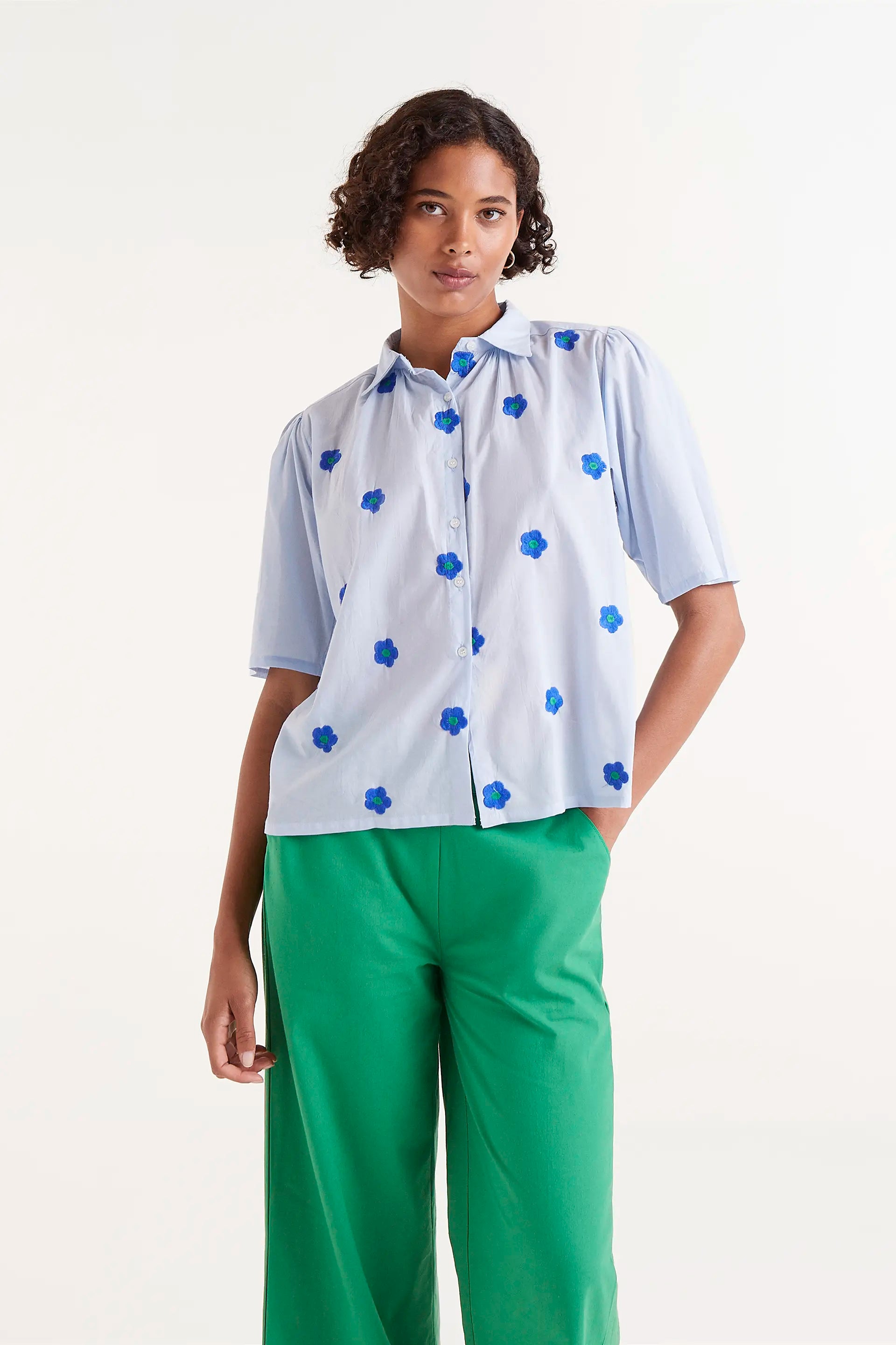 Camisa Manga Corta Estampado De Flores. Camisa de manga corta con estampado floral colorido.