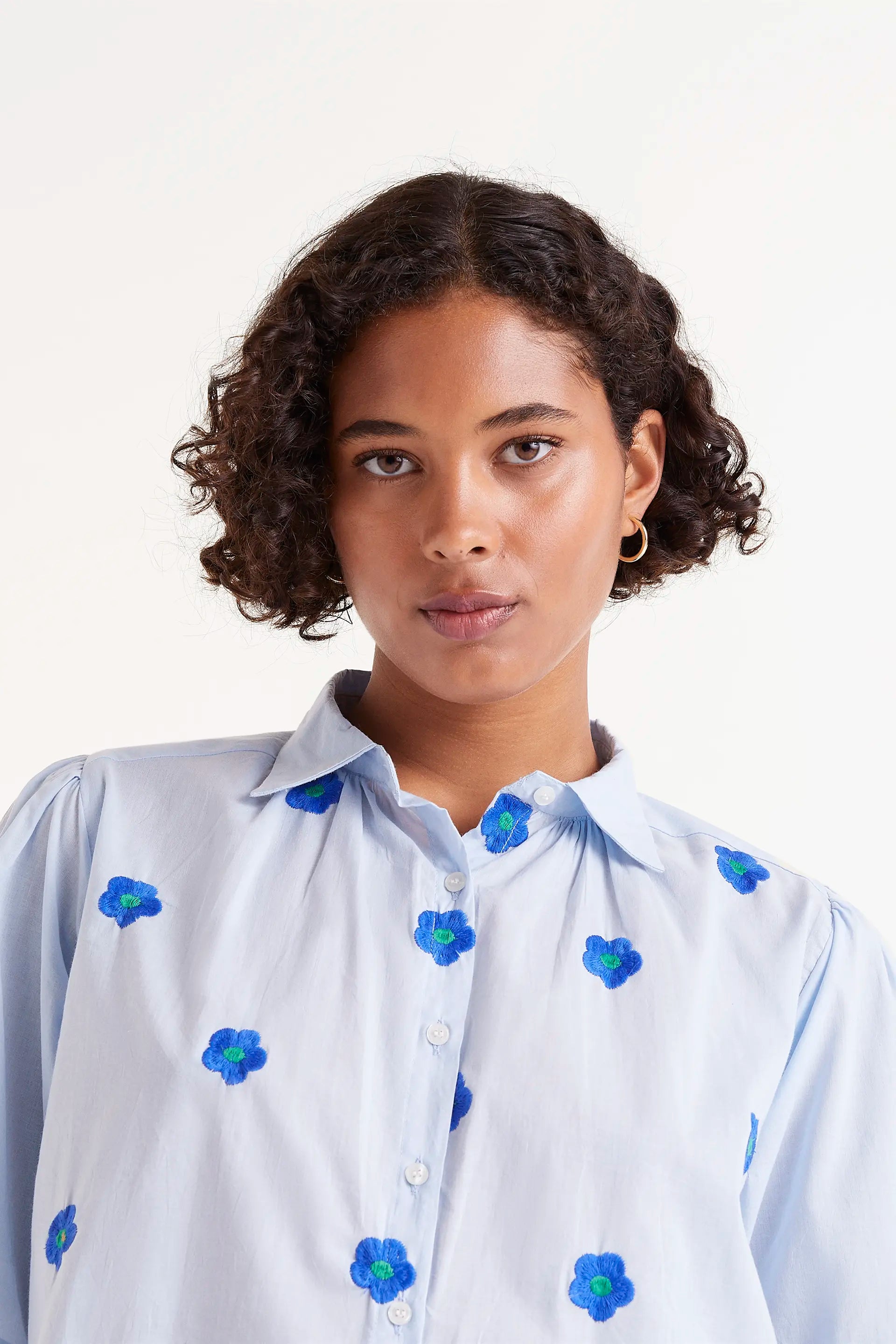 Camisa Manga Corta Estampado De Flores. Camisa de manga corta con estampado floral colorido.