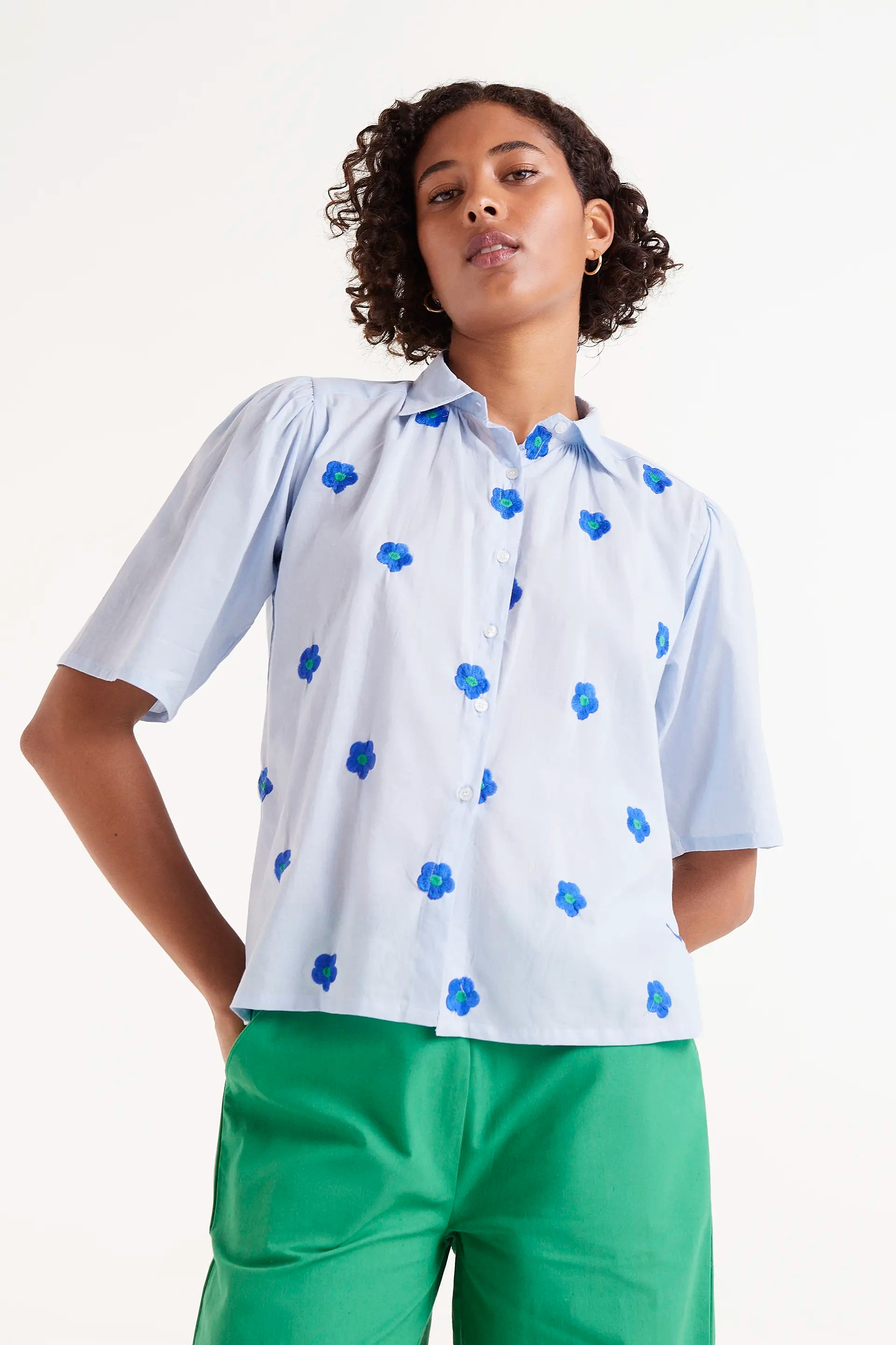 Camisa Manga Corta Estampado De Flores. Camisa de manga corta con estampado floral colorido.