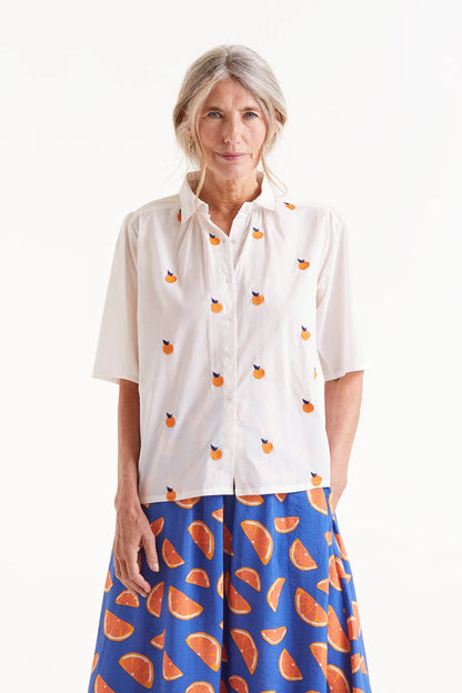 Camisa Manga Corta Estampado De Naranjas. Camisa de manga corta con estampado frutal de naranjas.