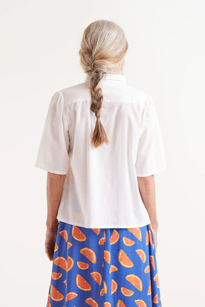 Camisa Manga Corta Estampado De Naranjas. Camisa de manga corta con estampado frutal de naranjas.