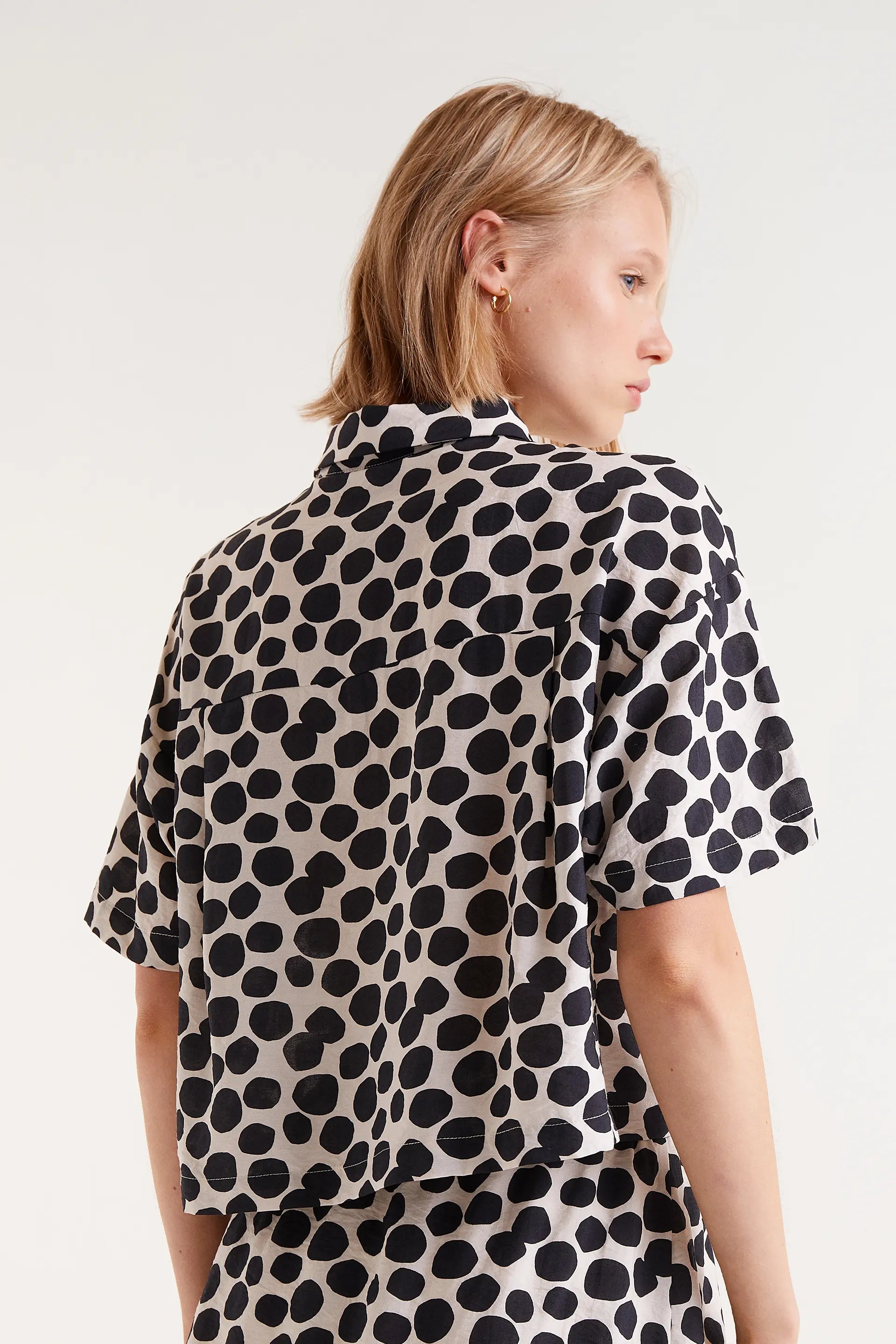 Camisa Manga Corta Estampado Terrazo. Camisa de manga corta con estampado abstracto tipo terrazo.