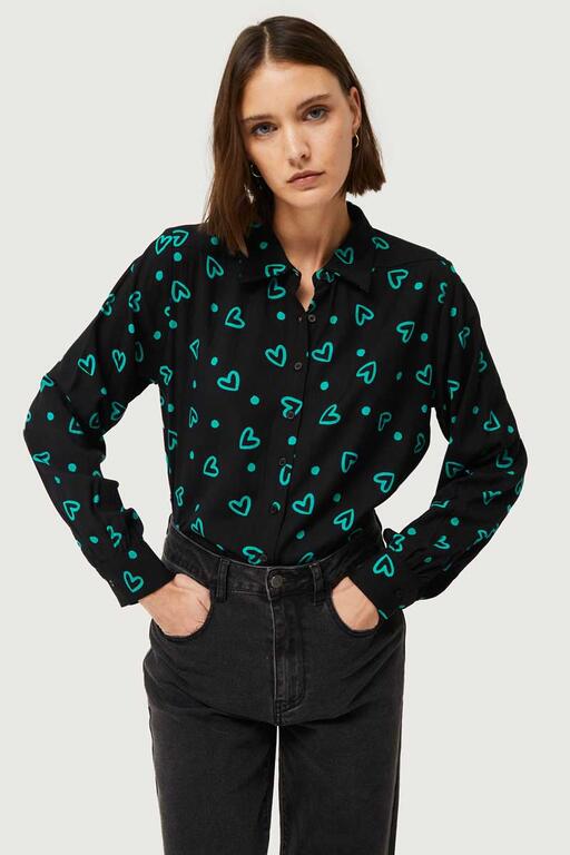 Camisa-Con-Estampado-De-Corazones-Verdes-Compañía Fantástica