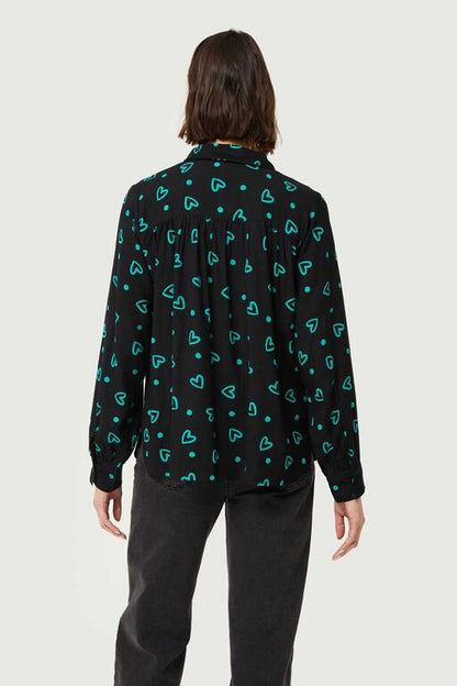Camisa-Con-Estampado-De-Corazones-Verdes-Compañía Fantástica