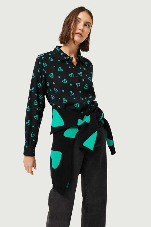 Camisa-Con-Estampado-De-Corazones-Verdes-Compañía Fantástica