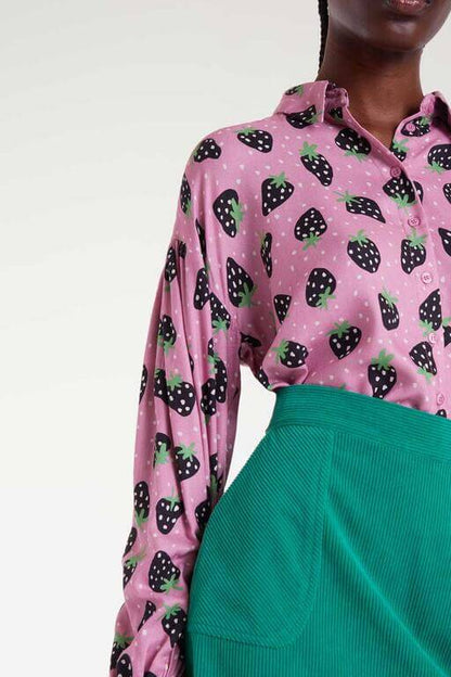 Camisa rosa de mujer con estampado de fresas negras y hojas verdes, manga larga y cuello camisero de Compañía Fantástica