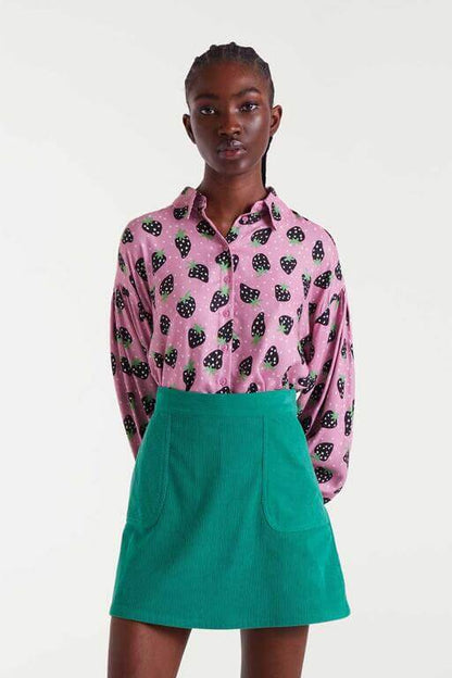 Camisa con estampado Morango Small Compañía Fantástica en color rosa con fresas negras, combinada con falda verde. Ideal para un look fresco y original.