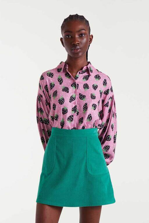 Camisa con estampado Morango Small Compañía Fantástica en color rosa con fresas negras, combinada con falda verde. Ideal para un look fresco y original.