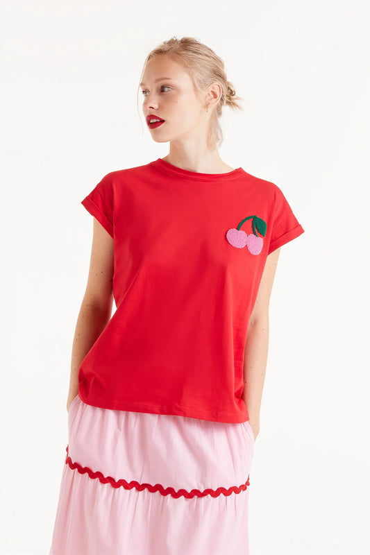Camiseta Con Estampado De Cerezas. Camiseta roja con bordado de cerezas en el pecho, cuello redondo y mangas cortas.