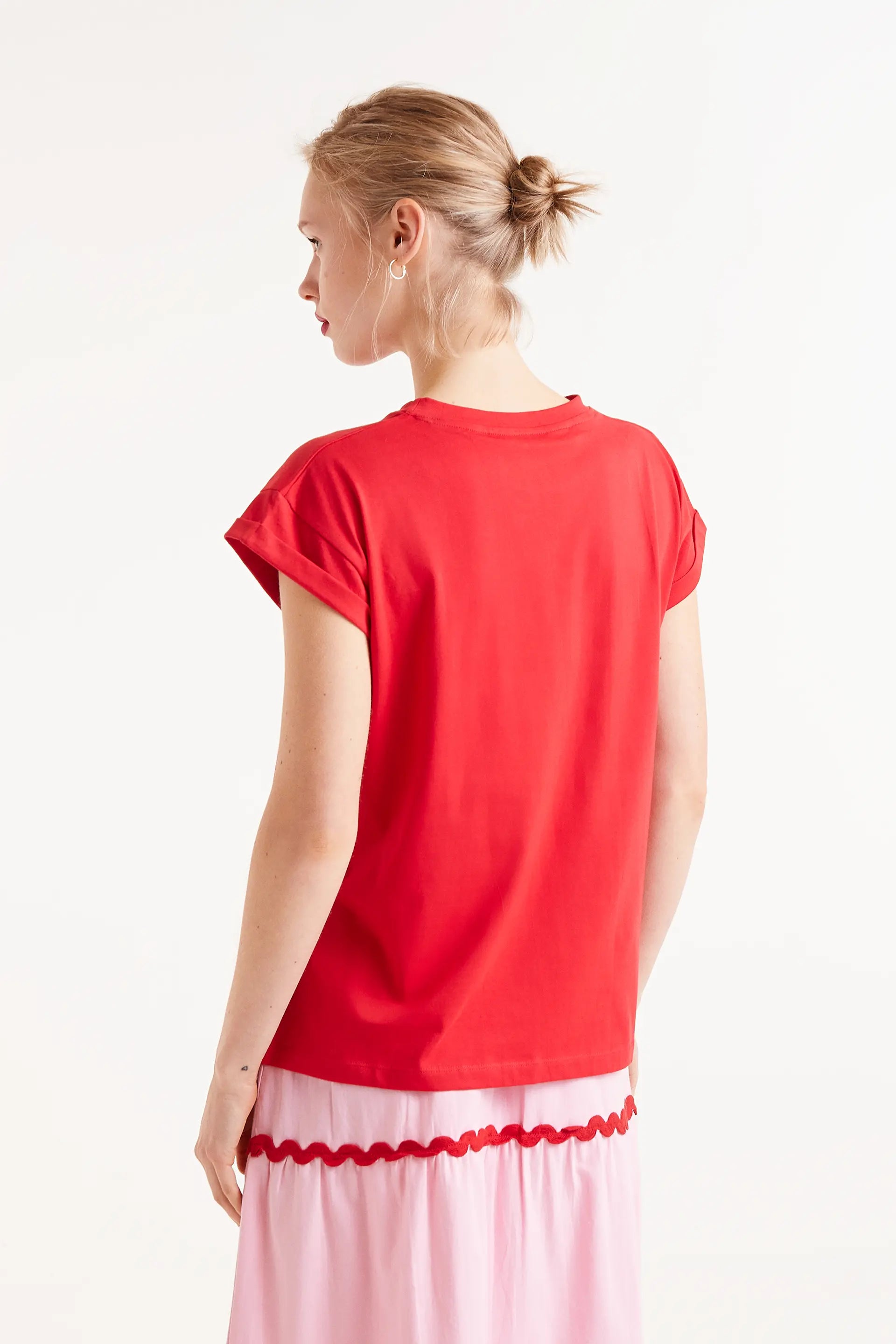 Camiseta Con Estampado De Cerezas. Camiseta roja con bordado de cerezas en el pecho, cuello redondo y mangas cortas.