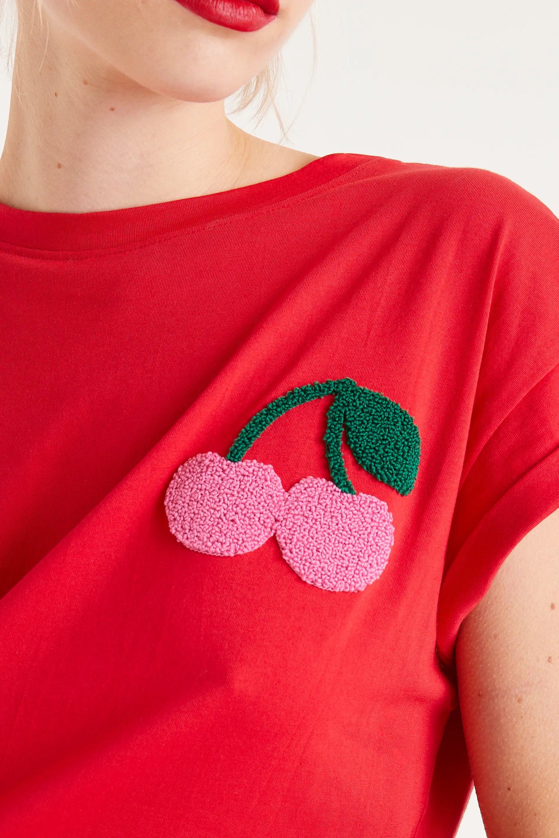 Camiseta Con Estampado De Cerezas. Camiseta roja con bordado de cerezas en el pecho, cuello redondo y mangas cortas.