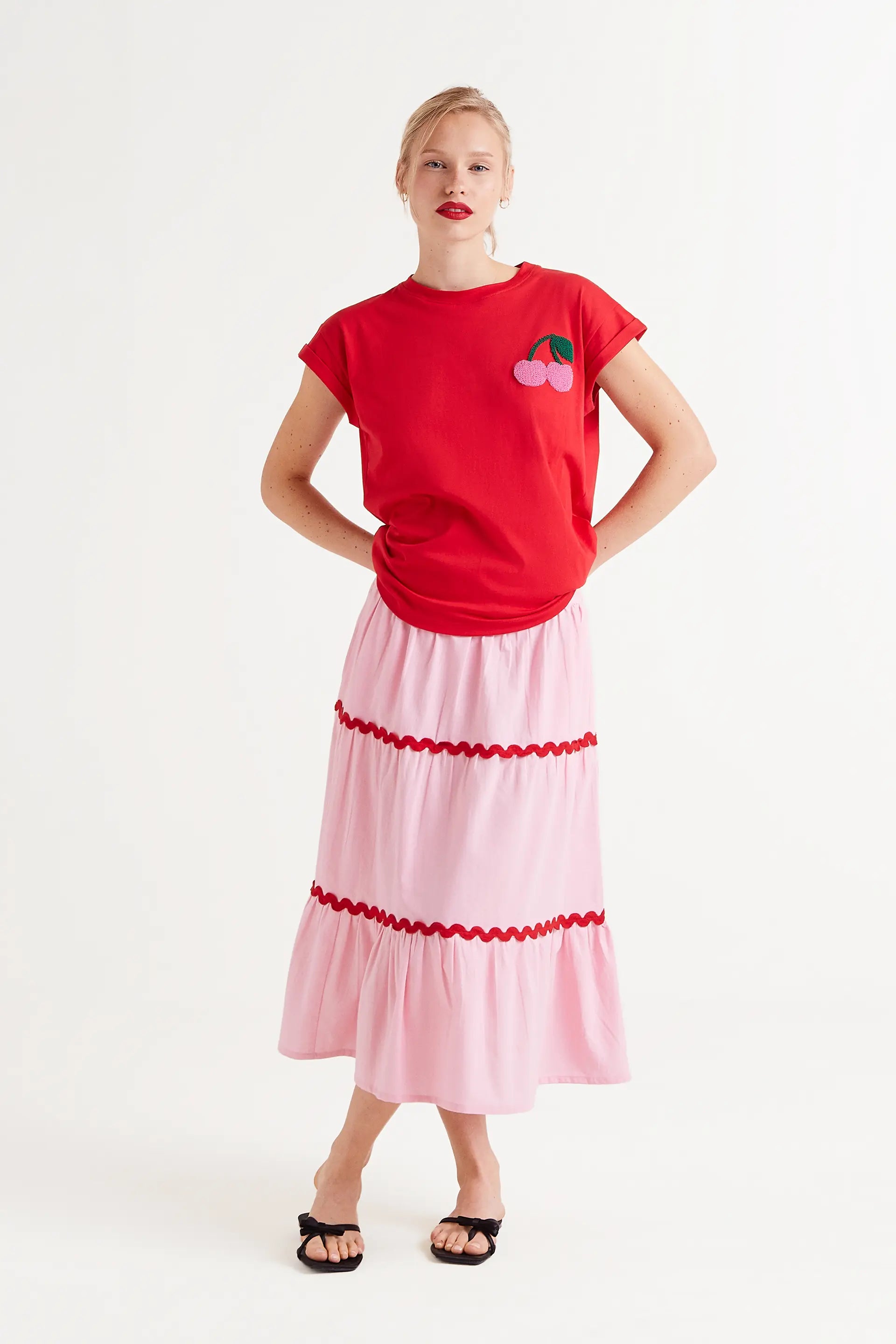 Camiseta Con Estampado De Cerezas. Camiseta roja con bordado de cerezas en el pecho, cuello redondo y mangas cortas.