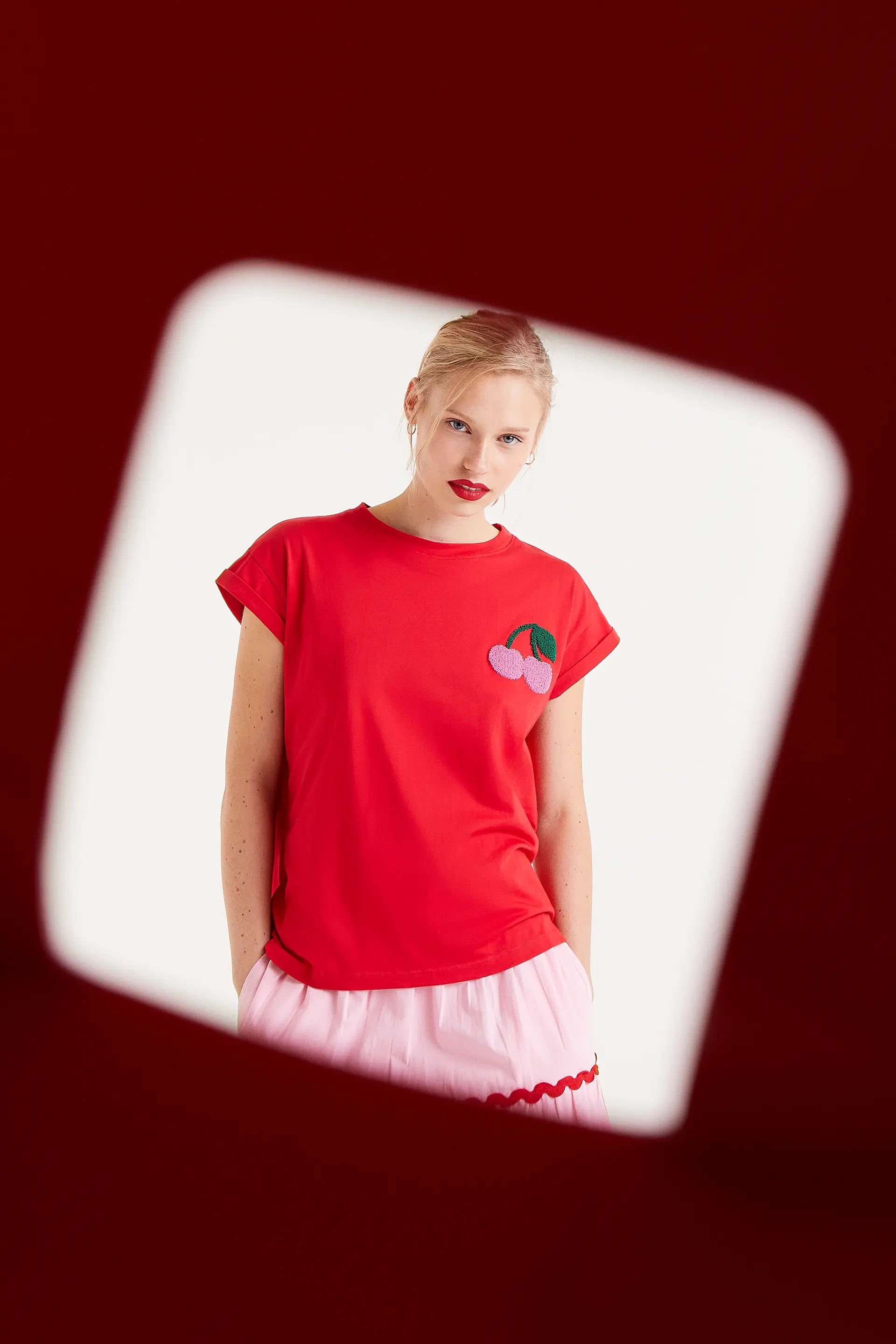 Camiseta Con Estampado De Cerezas. Camiseta roja con bordado de cerezas en el pecho, cuello redondo y mangas cortas.