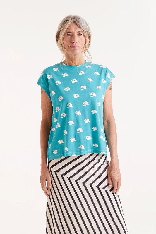 Camiseta Con Estampado Dove. Camiseta turquesa con estampado de palomas blancas, cuello redondo y mangas cortas.