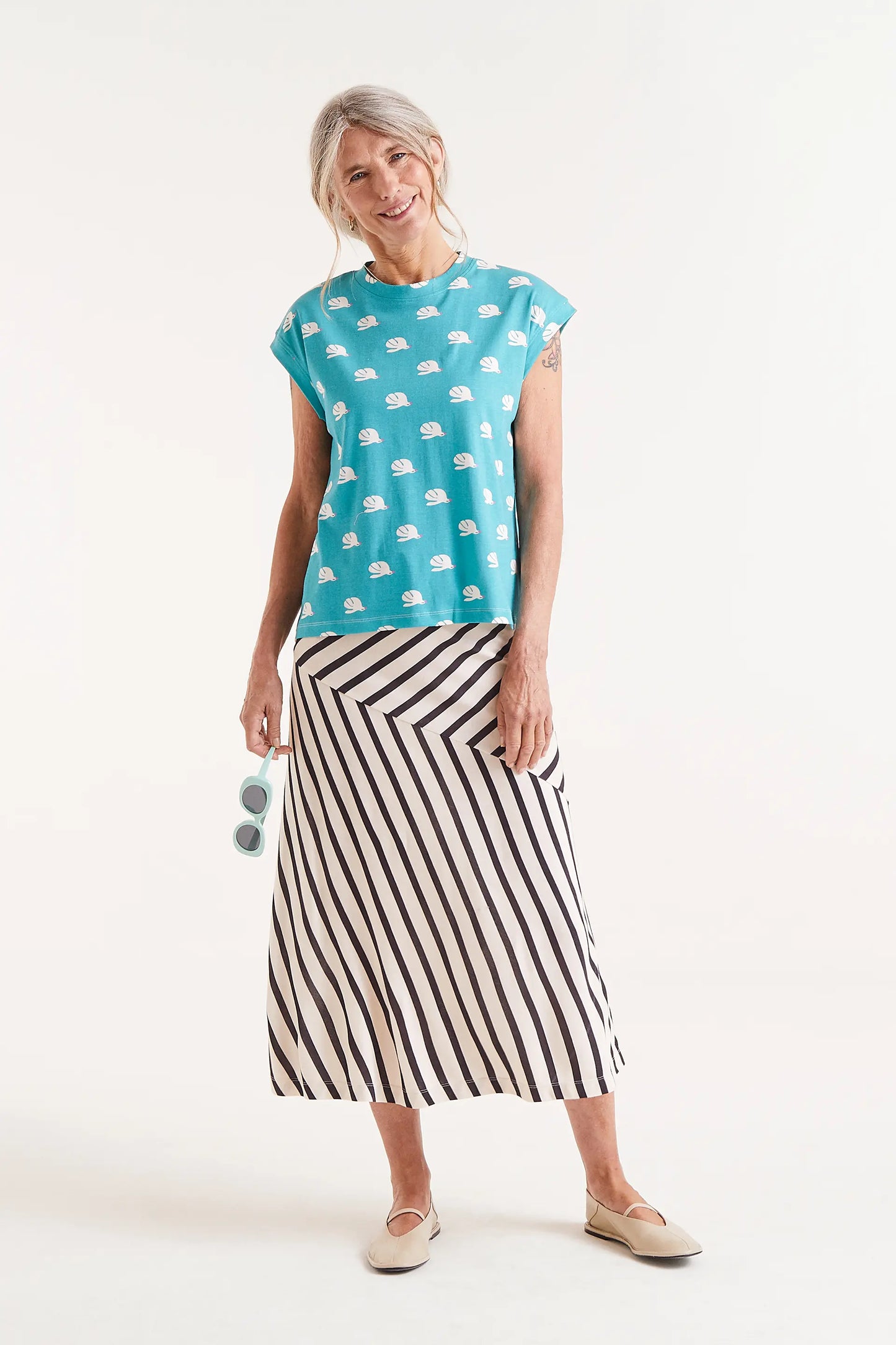 Camiseta Con Estampado Dove. Camiseta turquesa con estampado de palomas blancas, cuello redondo y mangas cortas.