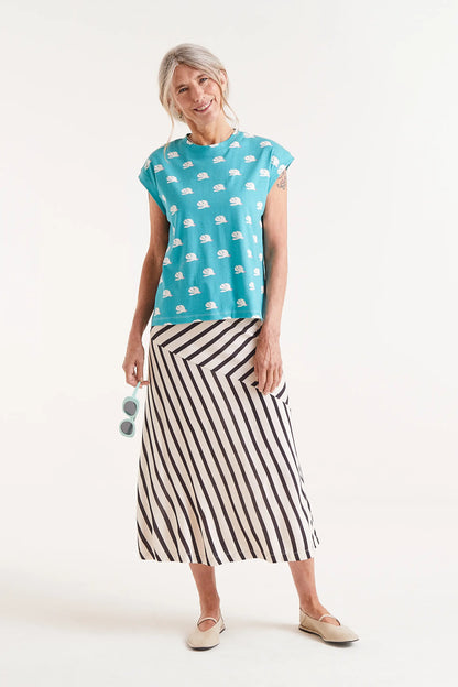 Camiseta Con Estampado Dove. Camiseta turquesa con estampado de palomas blancas, cuello redondo y mangas cortas.