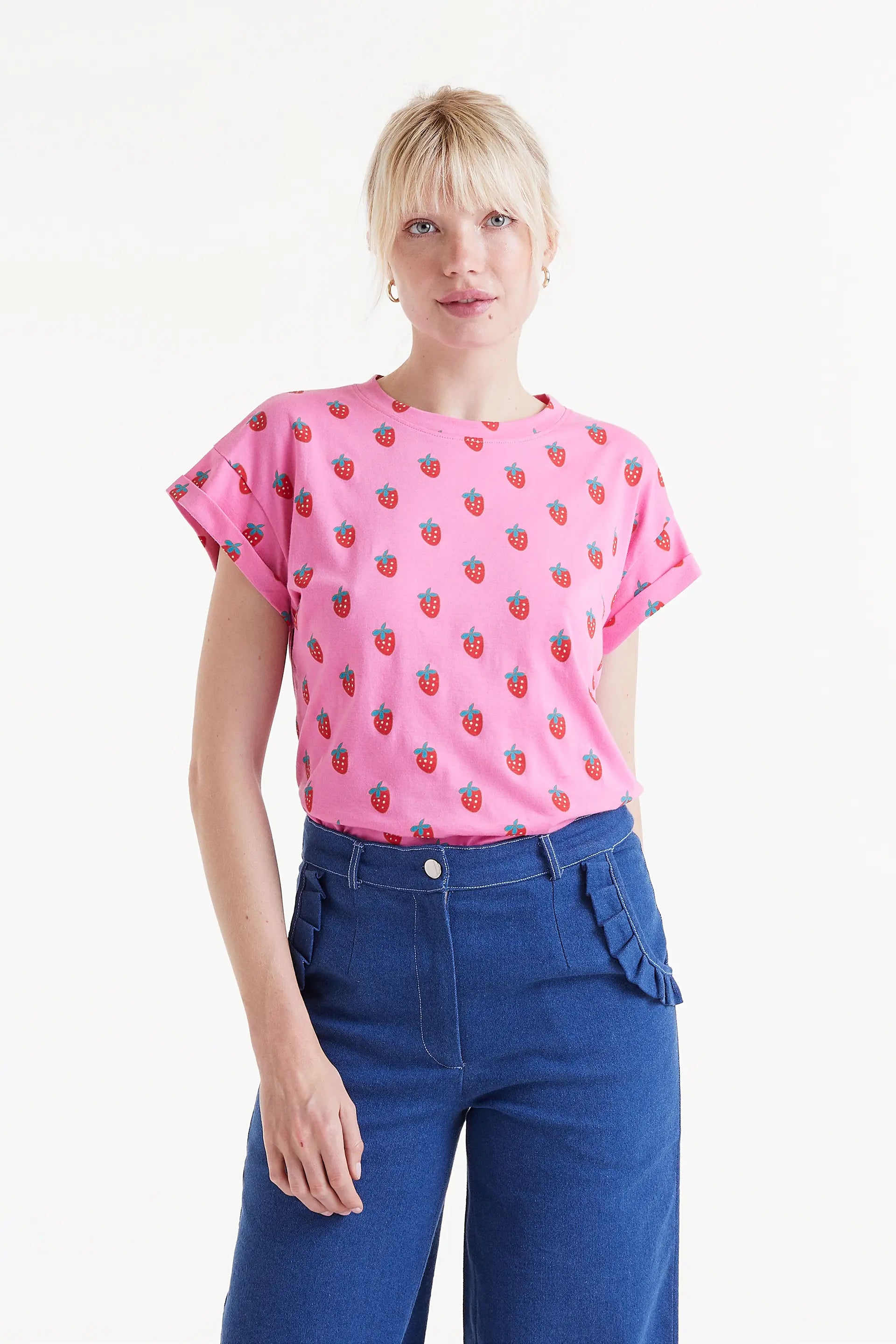 Camiseta Con Estampado Sugar. Camiseta rosa con estampado de fresas rojas, cuello redondo y mangas cortas.