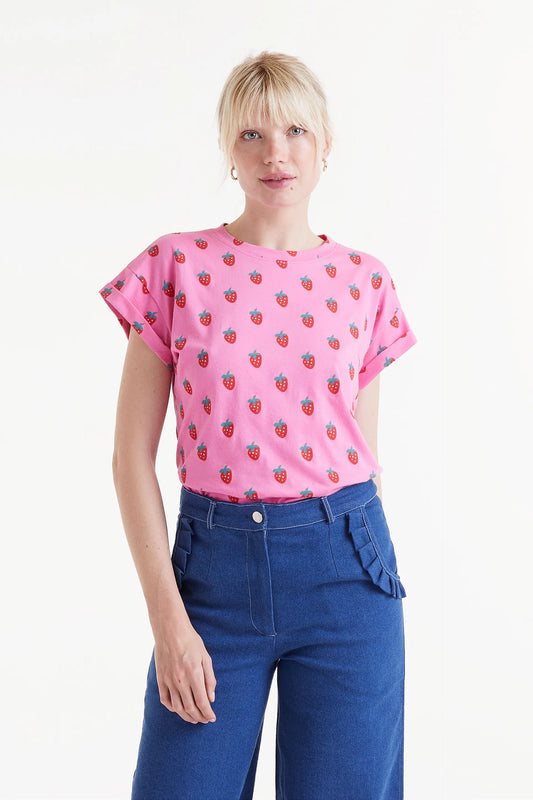 Camiseta Con Estampado Sugar. Camiseta rosa con estampado de fresas rojas, cuello redondo y mangas cortas.