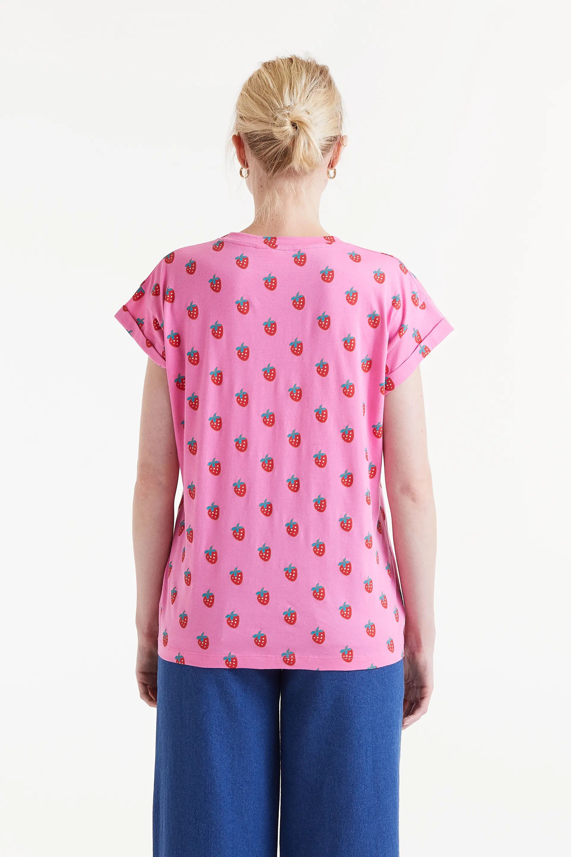 Camiseta Con Estampado Sugar. Camiseta rosa con estampado de fresas rojas, cuello redondo y mangas cortas.