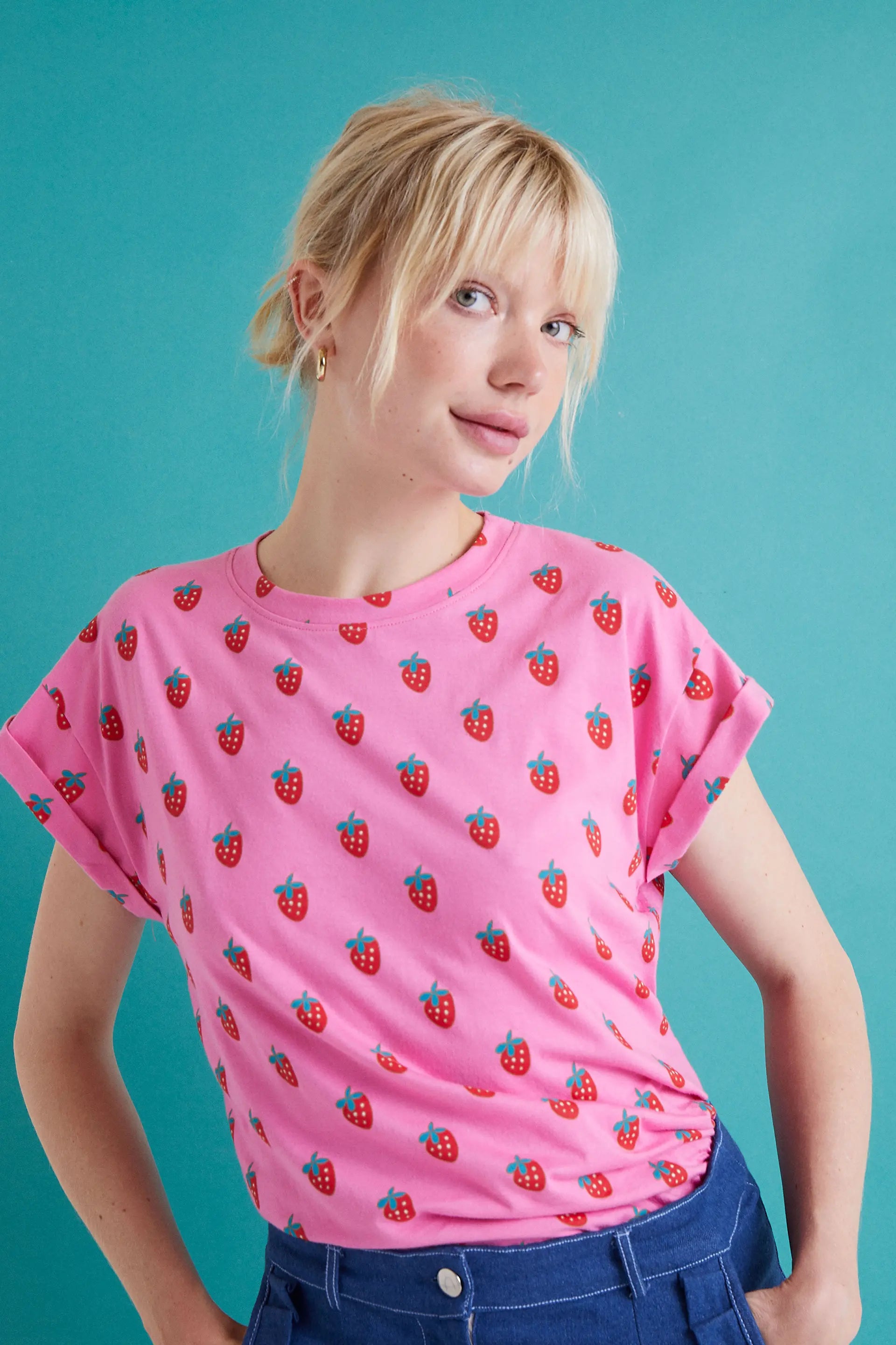 Camiseta Con Estampado Sugar. Camiseta rosa con estampado de fresas rojas, cuello redondo y mangas cortas.