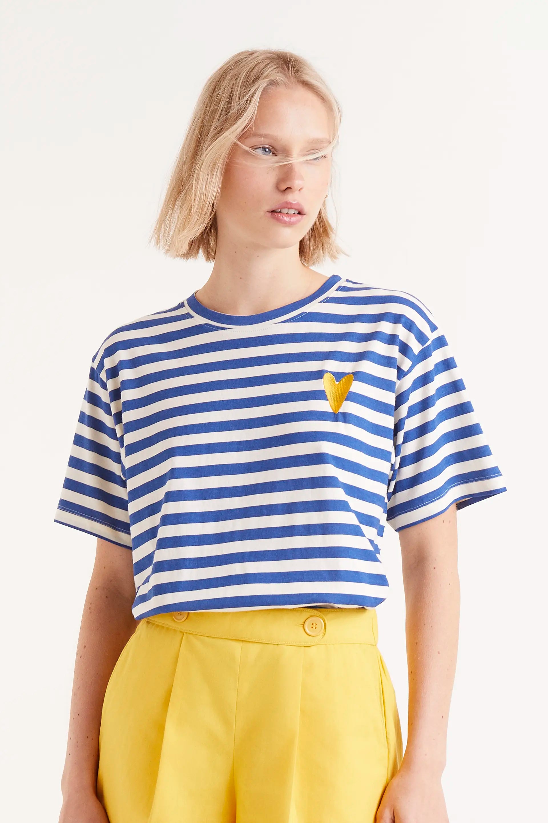 Camiseta Manga Corta Rayas Azules. Camiseta de rayas azul y blanco con bordado de corazÃ³n amarillo en el pecho.