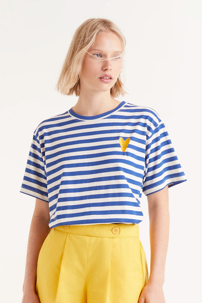 Camiseta Manga Corta Rayas Azules. Camiseta de rayas azul y blanco con bordado de corazÃ³n amarillo en el pecho.