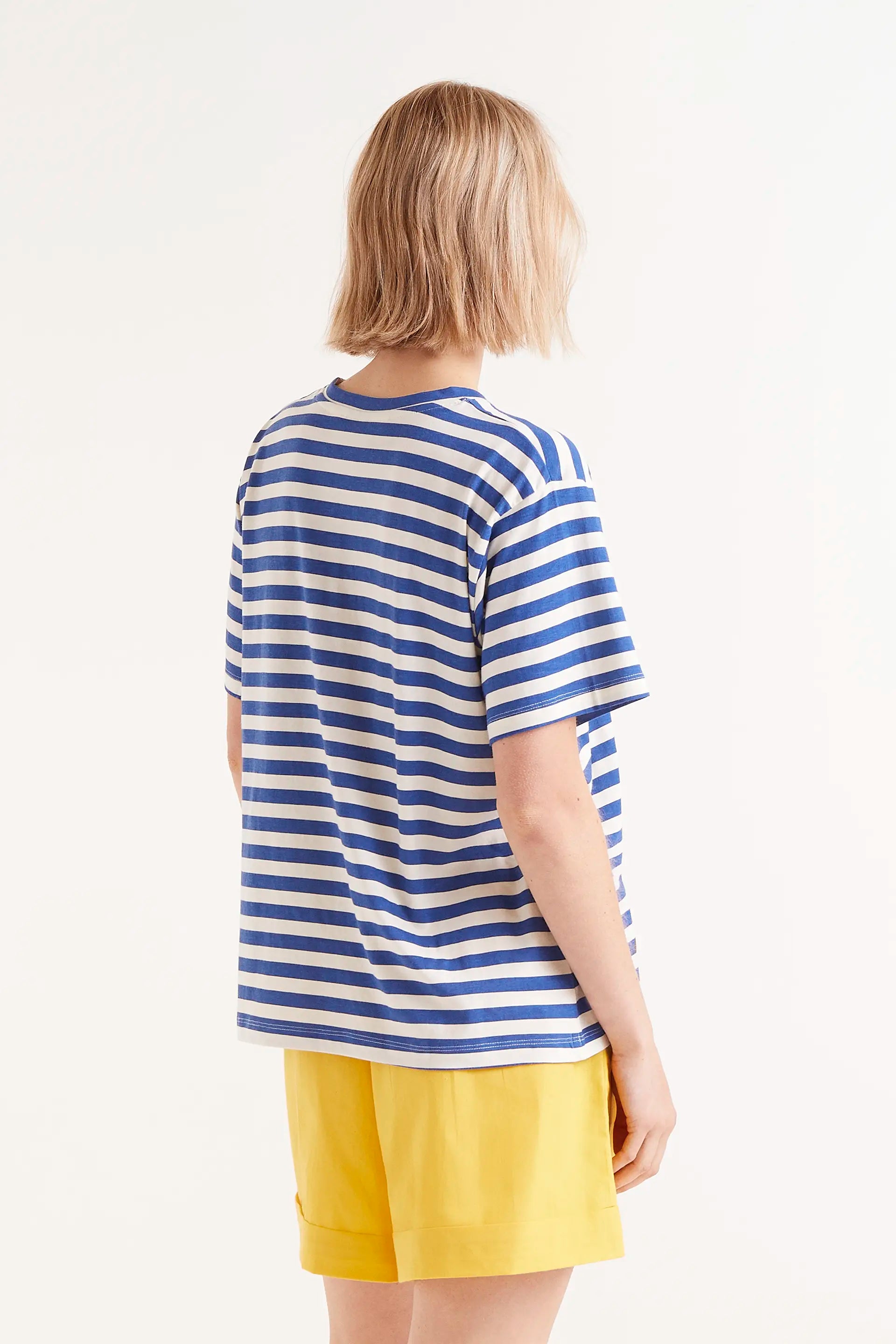 Camiseta Manga Corta Rayas Azules. Camiseta de rayas azul y blanco con bordado de corazÃ³n amarillo en el pecho.