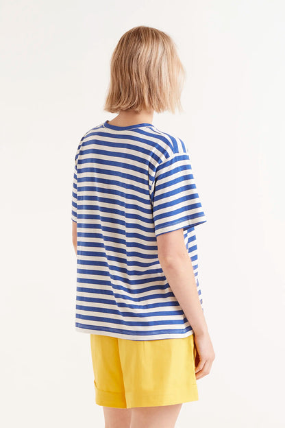 Camiseta Manga Corta Rayas Azules. Camiseta de rayas azul y blanco con bordado de corazÃ³n amarillo en el pecho.