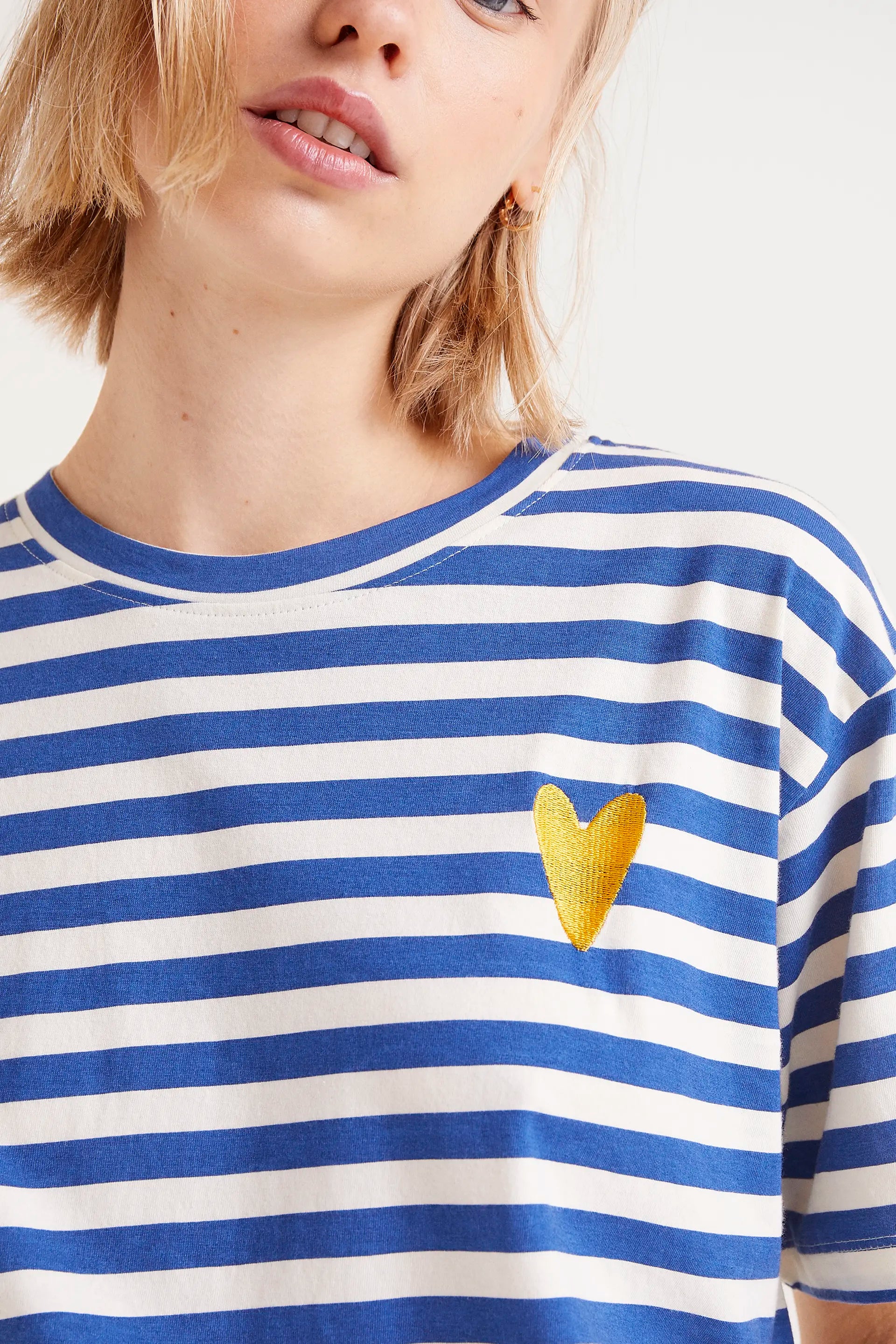 Camiseta Manga Corta Rayas Azules. Camiseta de rayas azul y blanco con bordado de corazÃ³n amarillo en el pecho.