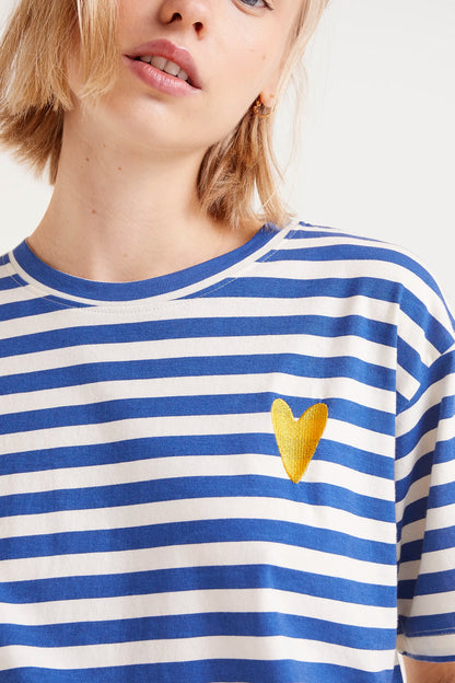 Camiseta Manga Corta Rayas Azules. Camiseta de rayas azul y blanco con bordado de corazÃ³n amarillo en el pecho.