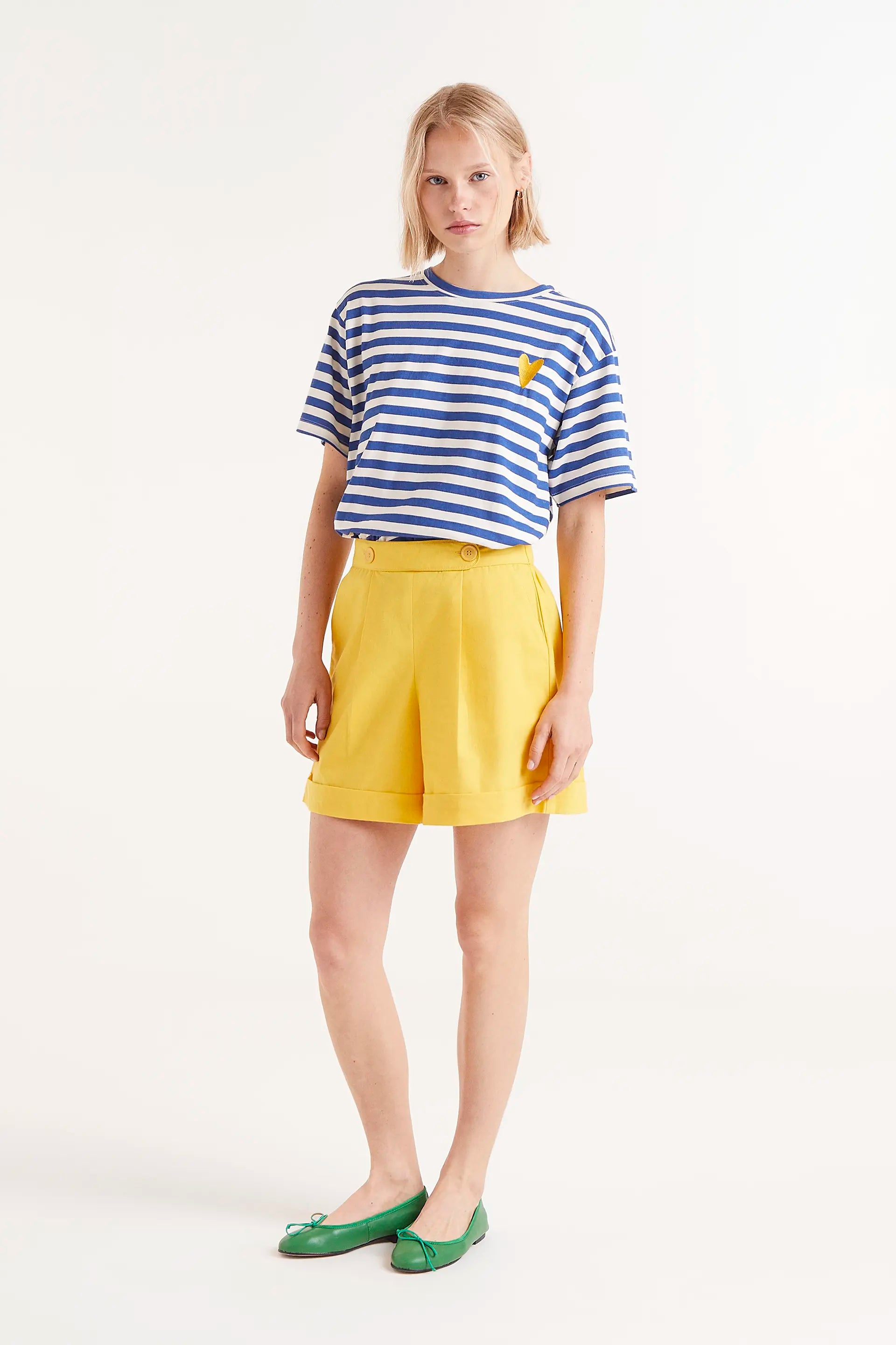 Camiseta Manga Corta Rayas Azules. Camiseta de rayas azul y blanco con bordado de corazÃ³n amarillo en el pecho.