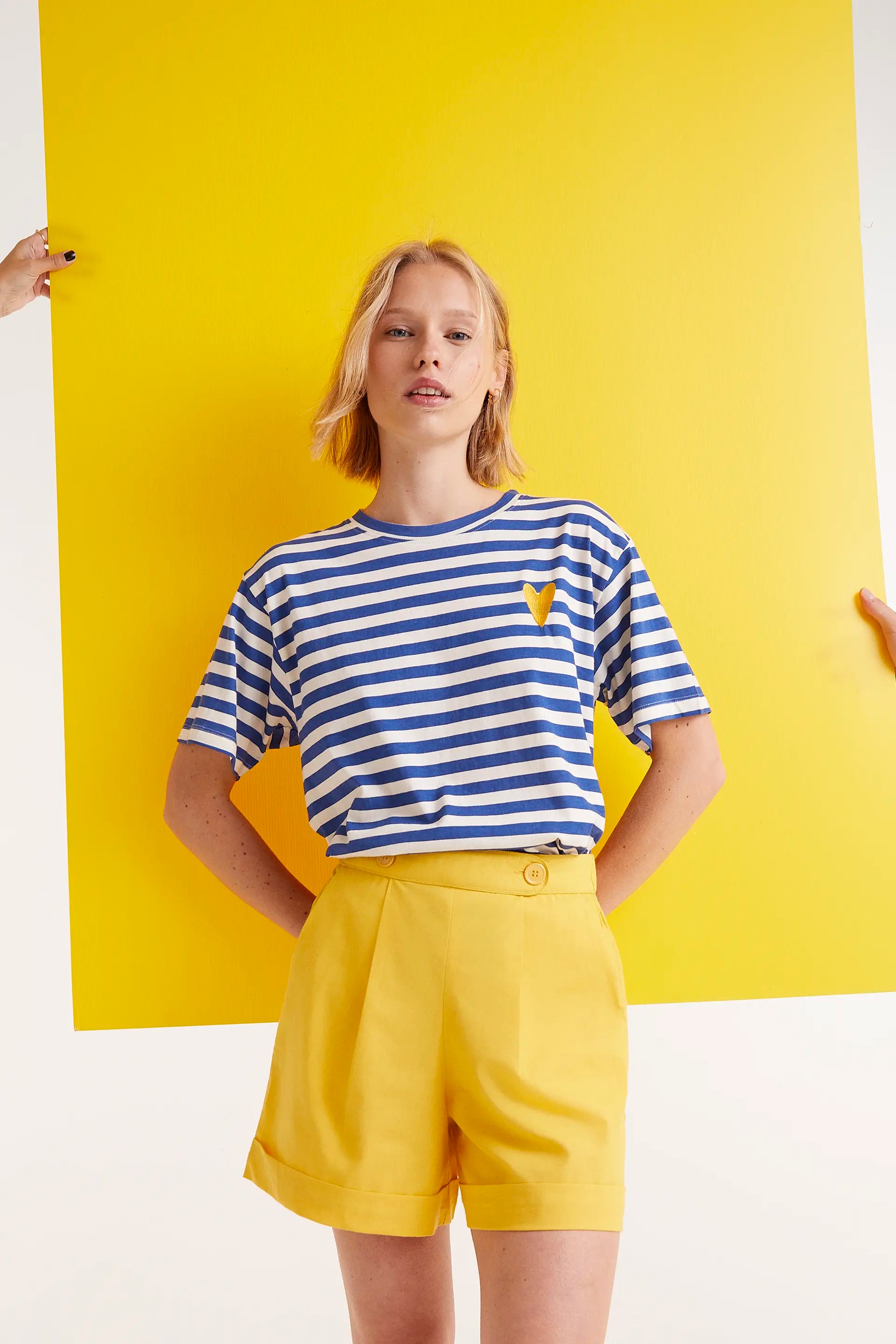 Camiseta Manga Corta Rayas Azules. Camiseta de rayas azul y blanco con bordado de corazÃ³n amarillo en el pecho.