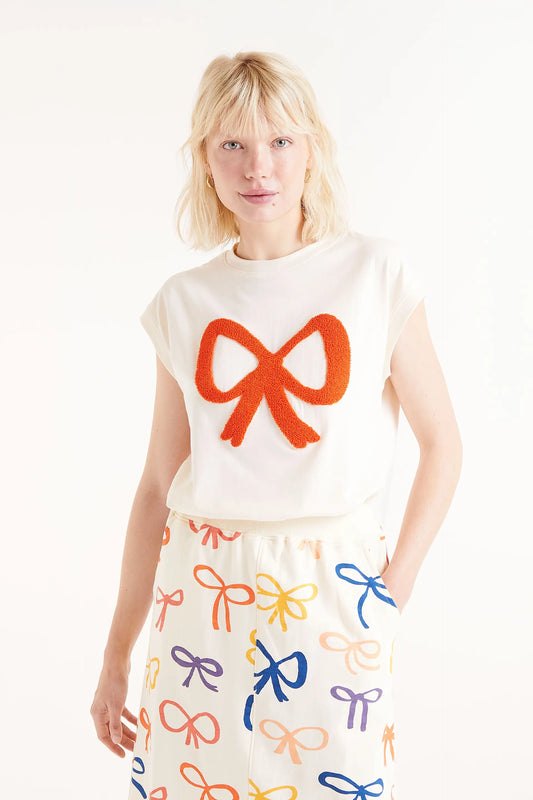 Camiseta Print Lazo. Camiseta blanca con bordado de lazo rojo en relieve, cuello redondo y mangas cortas.