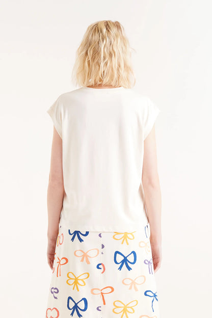 Camiseta Print Lazo. Camiseta blanca con bordado de lazo rojo en relieve, cuello redondo y mangas cortas.