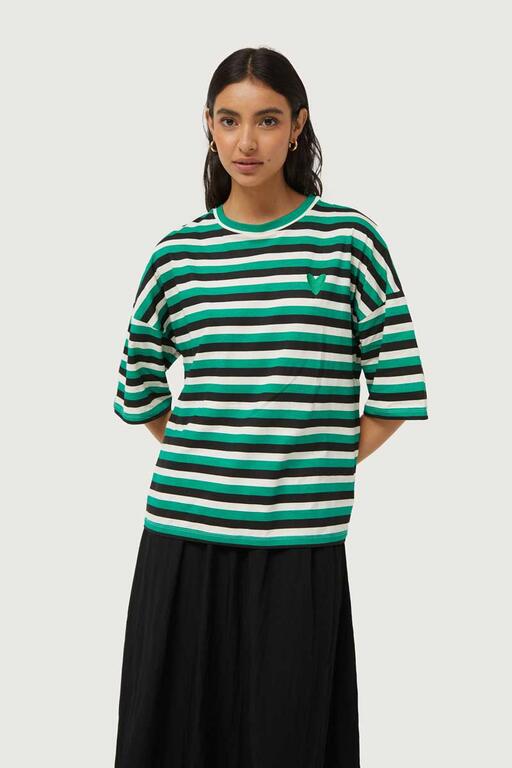 Camiseta-de-rayas-con-parche-de-corazón-verde-Compañía Fantástica