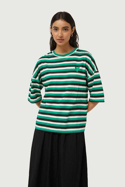 Camiseta-de-rayas-con-parche-de-corazón-verde-Compañía Fantástica