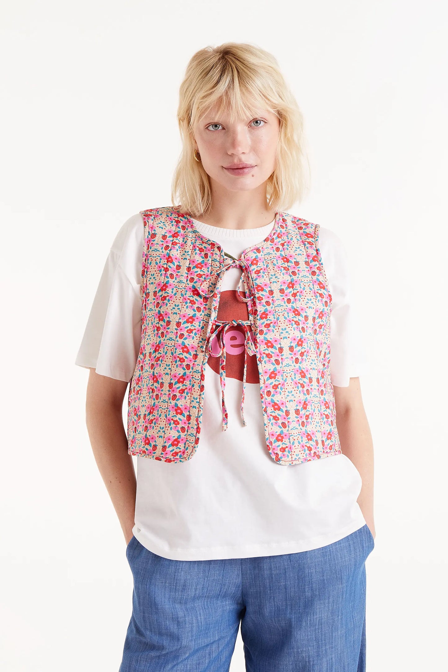Chaleco Con Lazos Estampado Sugar. Chaleco acolchado con estampado floral multicolor y lazos en la parte delantera.