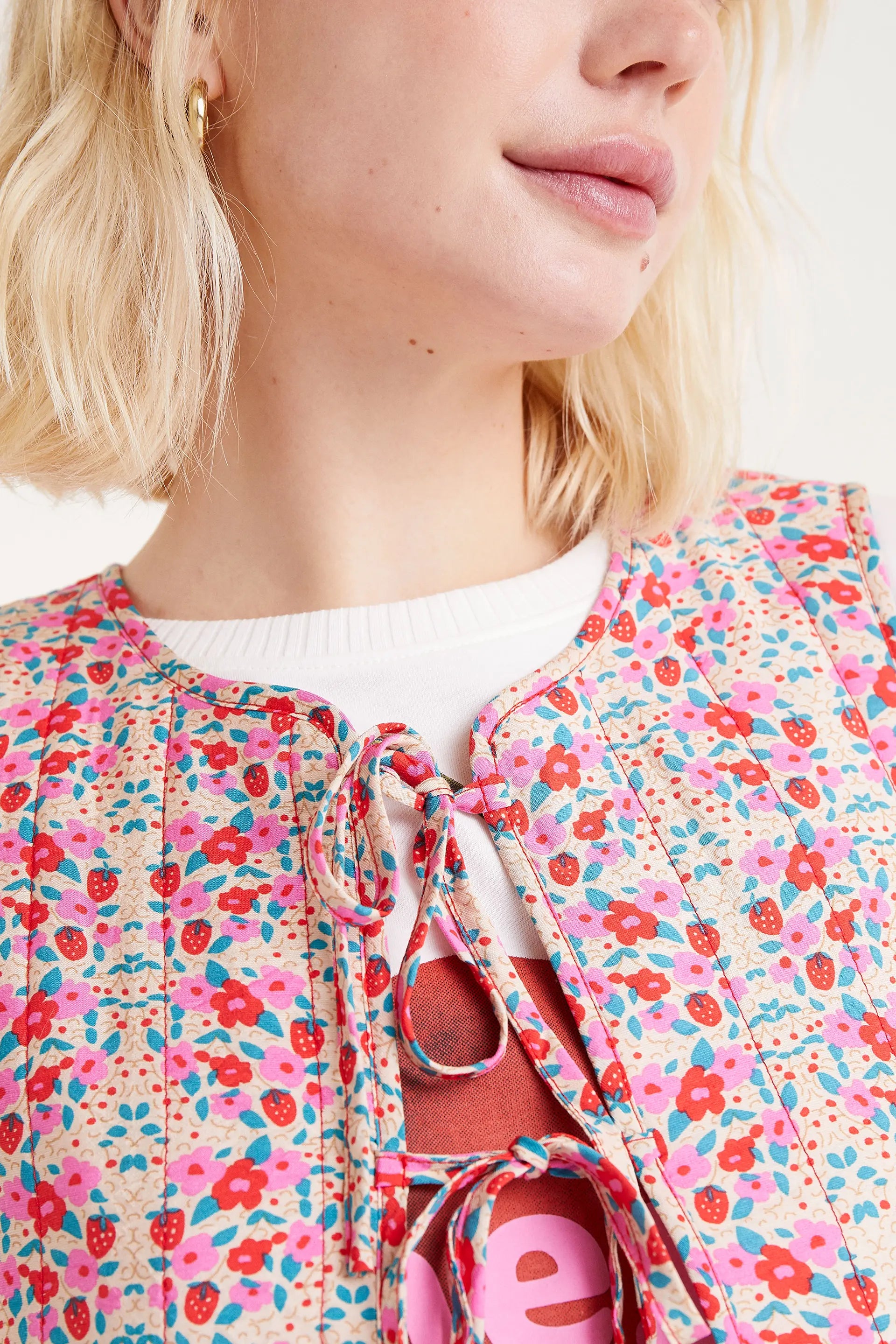 Chaleco Con Lazos Estampado Sugar. Chaleco acolchado con estampado floral multicolor y lazos en la parte delantera.