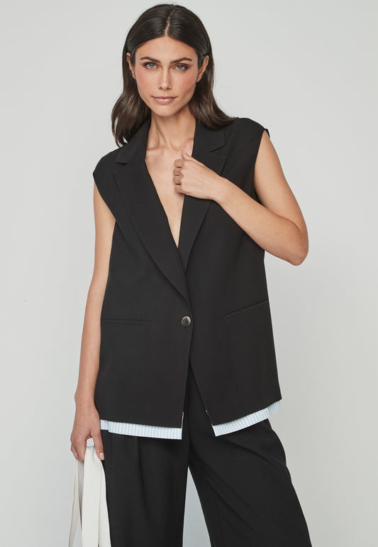 Chaleco Rasen Unique largo negro sin mangas con botón central. Diseño sofisticado ideal para looks elegantes o combinaciones casuales.