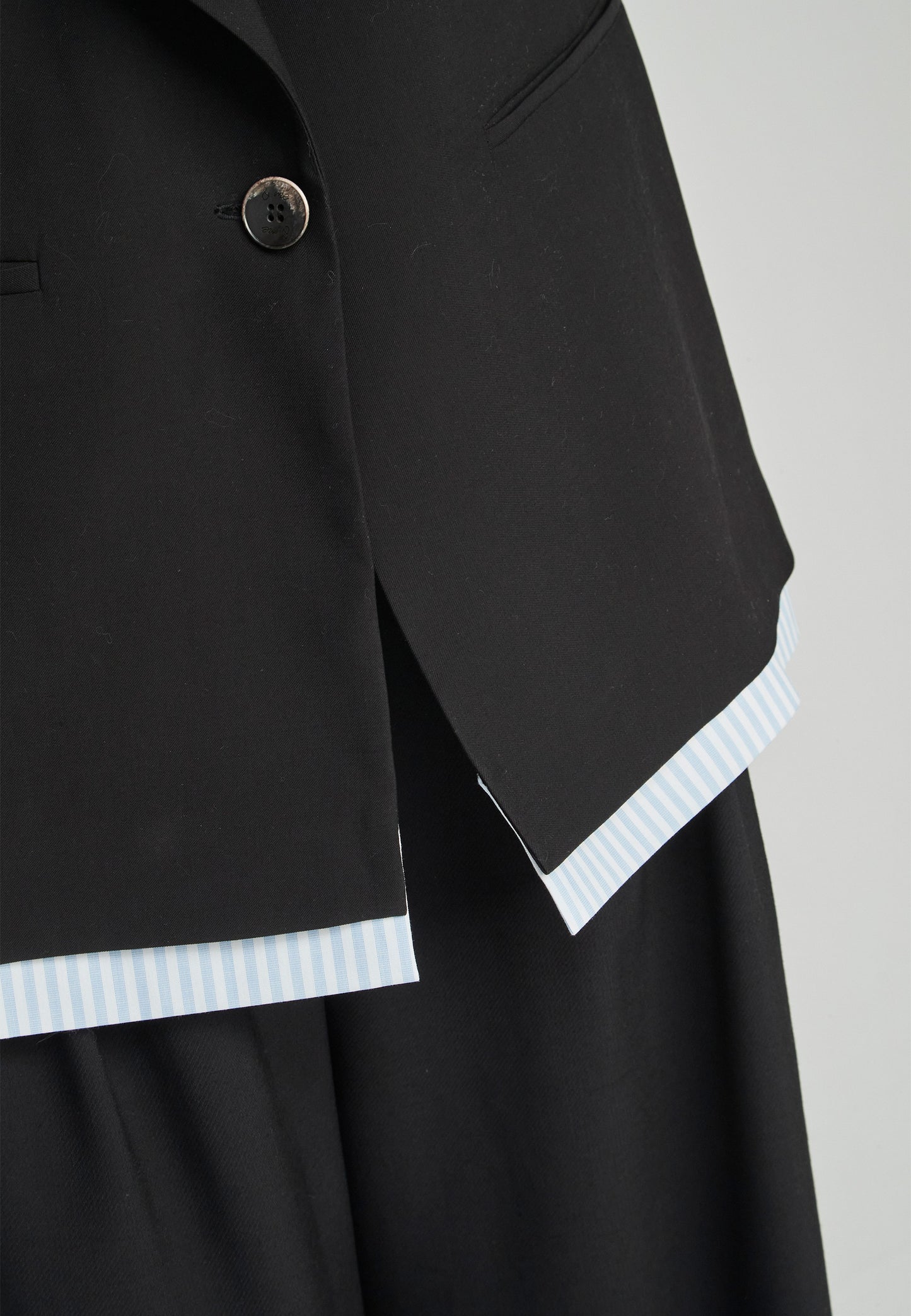 Chaleco Rasen Unique largo negro sin mangas con botón central. Diseño sofisticado ideal para looks elegantes o combinaciones casuales.