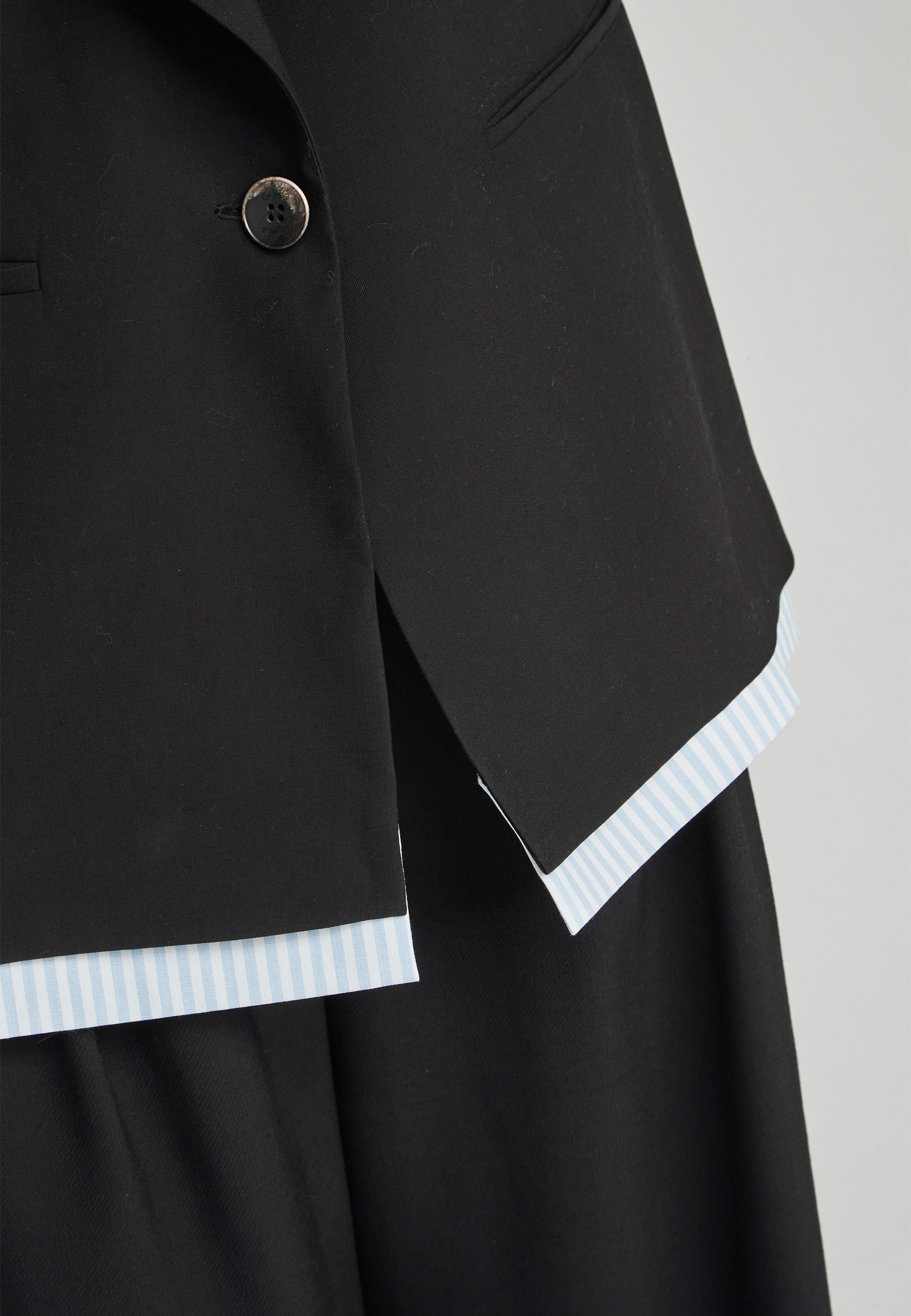 Chaleco Rasen Unique largo negro sin mangas con botón central. Diseño sofisticado ideal para looks elegantes o combinaciones casuales.