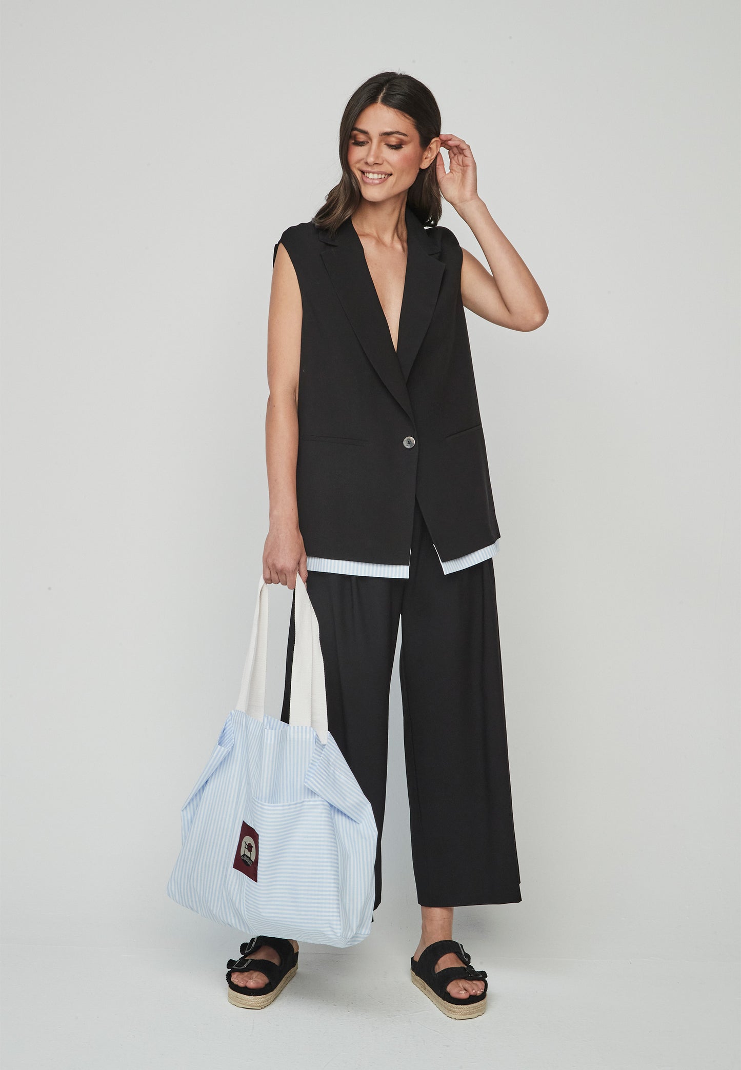 Chaleco Rasen Unique largo negro sin mangas con botón central. Diseño sofisticado ideal para looks elegantes o combinaciones casuales.