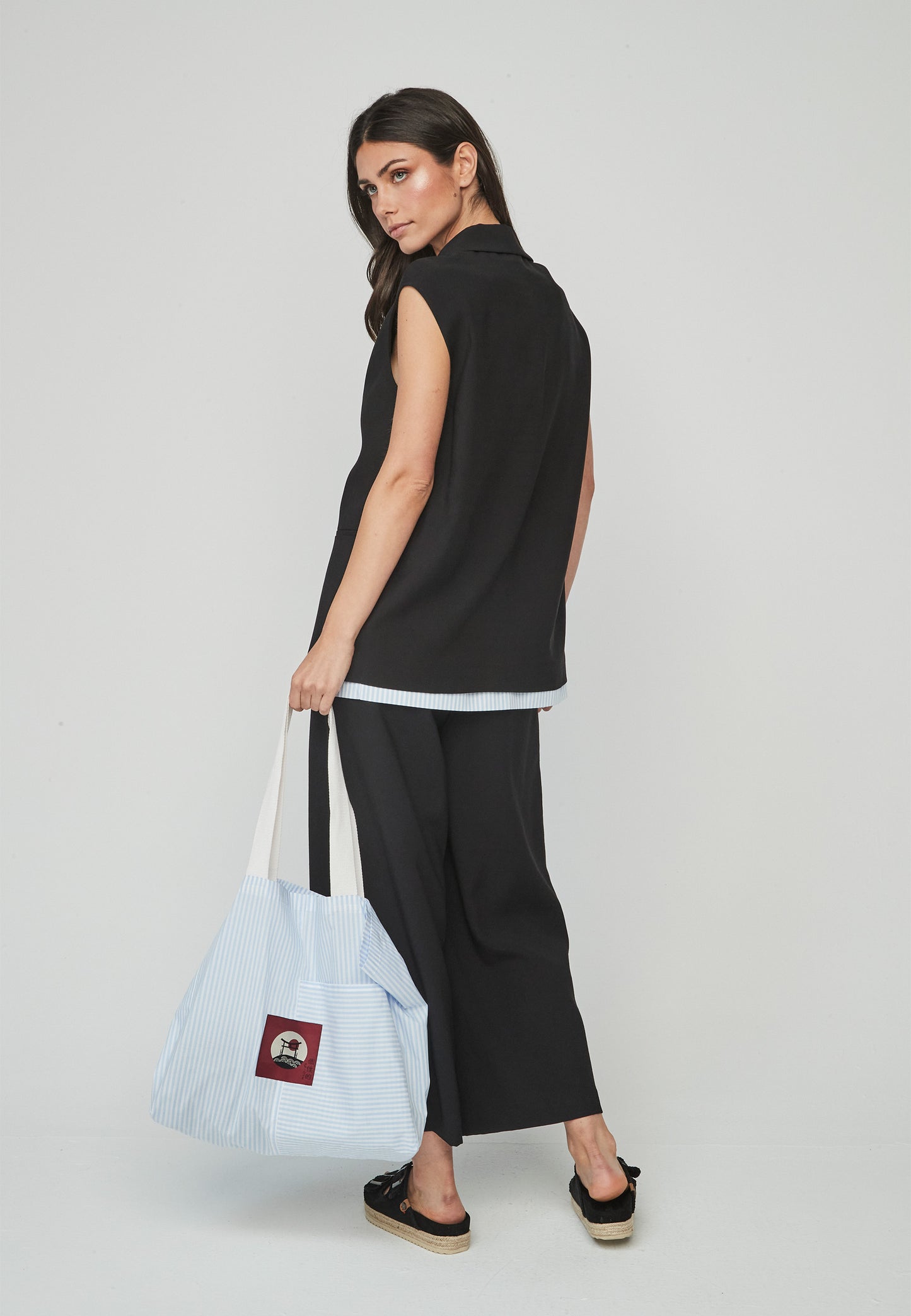 Chaleco Rasen Unique largo negro sin mangas con botón central. Diseño sofisticado ideal para looks elegantes o combinaciones casuales.