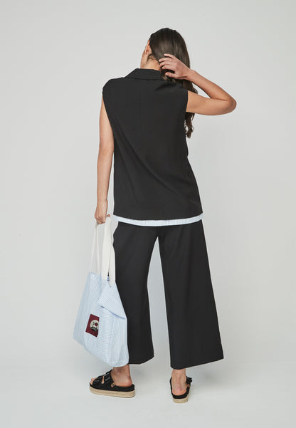 Chaleco Rasen Unique largo negro sin mangas con botón central. Diseño sofisticado ideal para looks elegantes o combinaciones casuales.