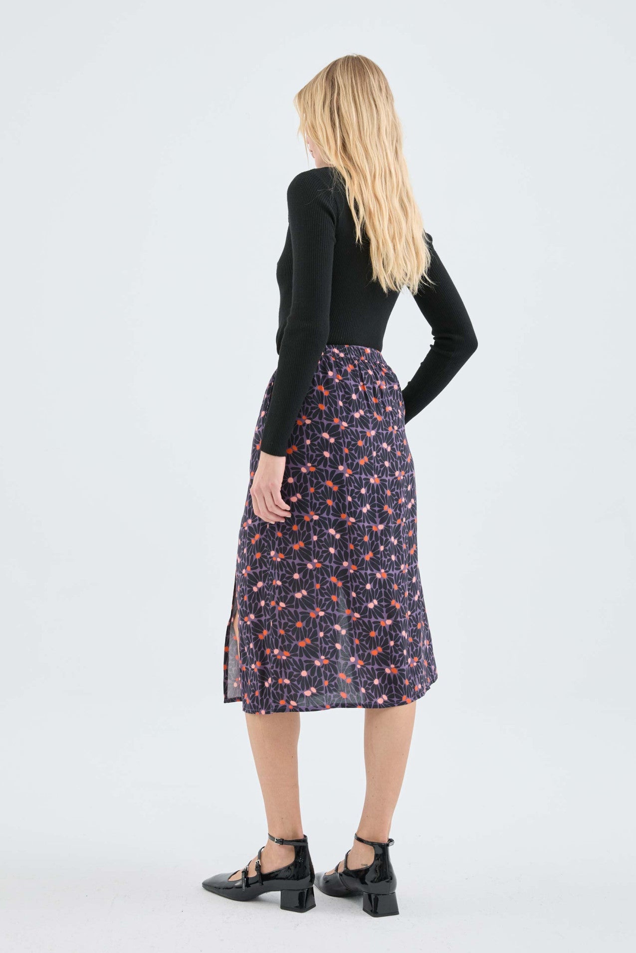Falda_Midi_Con_Aberturas_Y_Estampado_Floral_Morado