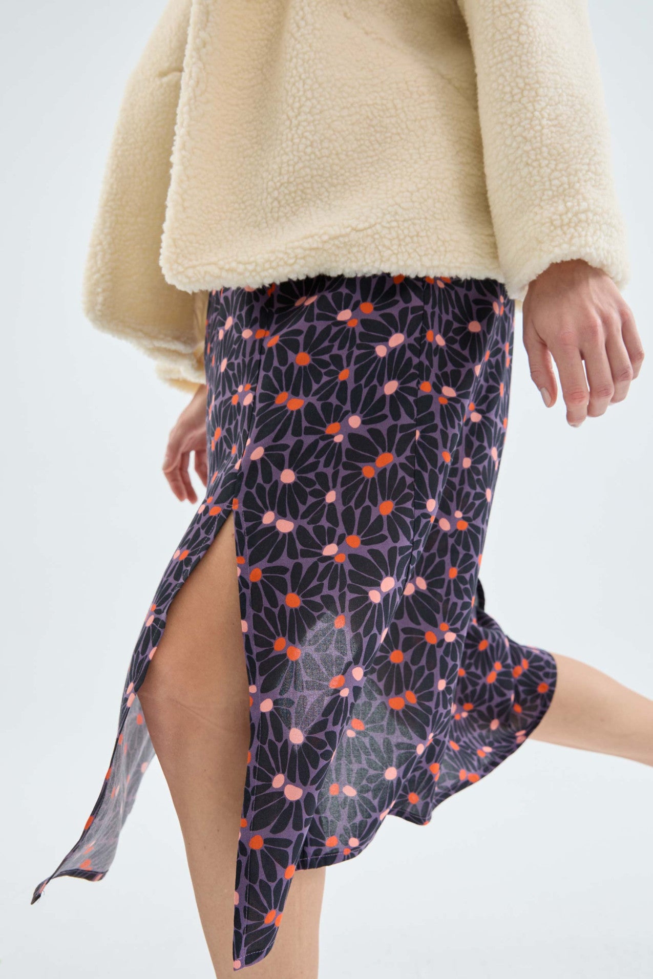 Falda_Midi_Con_Aberturas_Y_Estampado_Floral_Morado