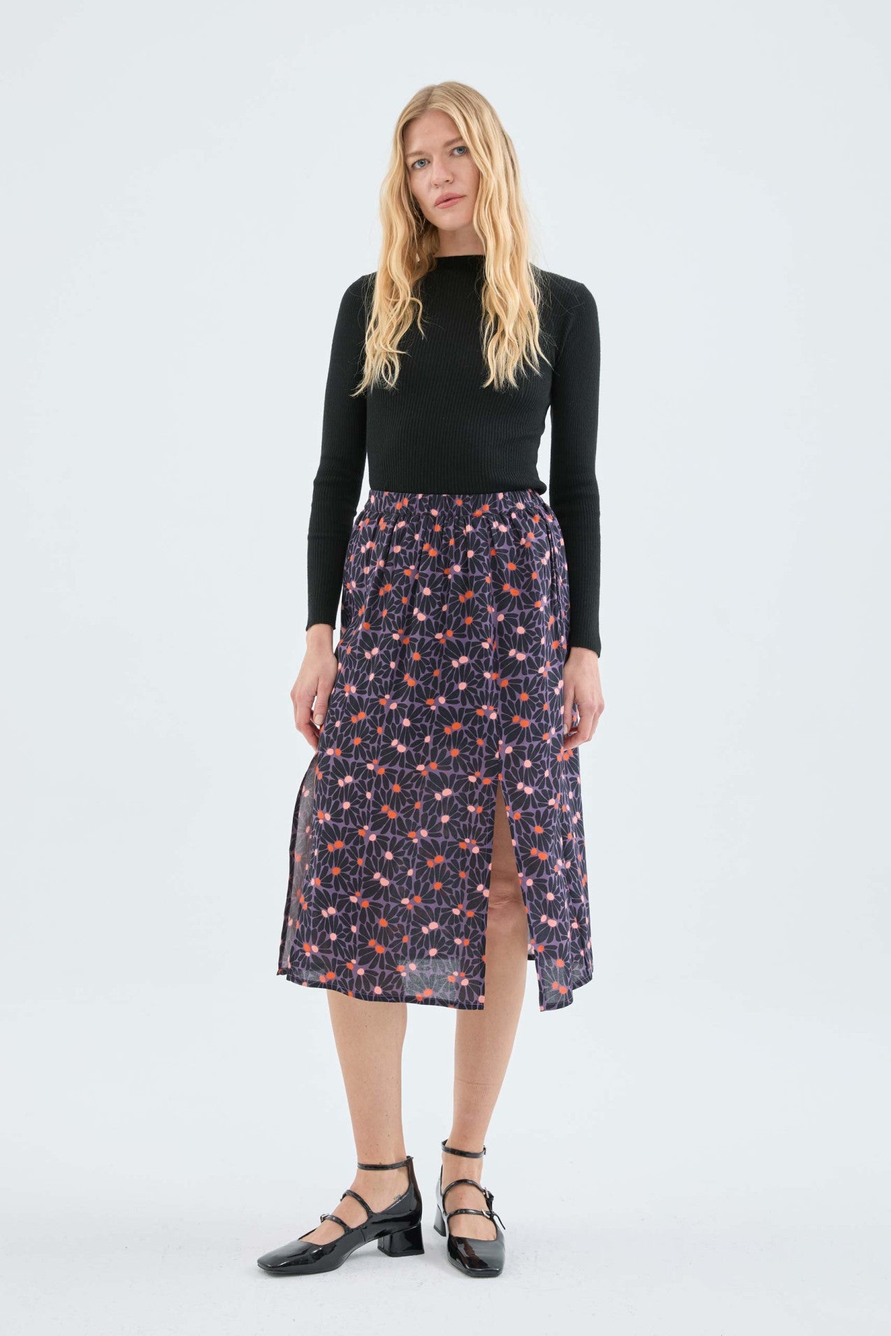 Falda_Midi_Con_Aberturas_Y_Estampado_Floral_Morado
