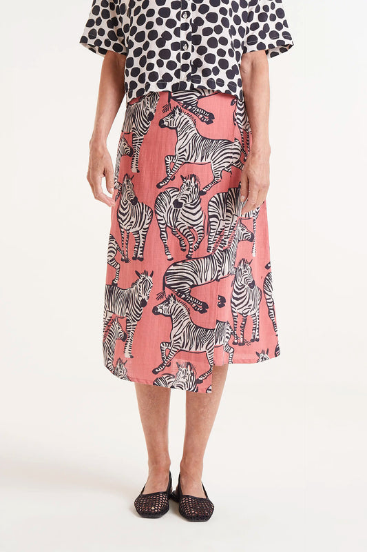 Falda Midi Estampado Cebras. Falda midi con estampado de cebras sobre fondo coral, cintura elÃ¡stica y caÃ­da fluida.